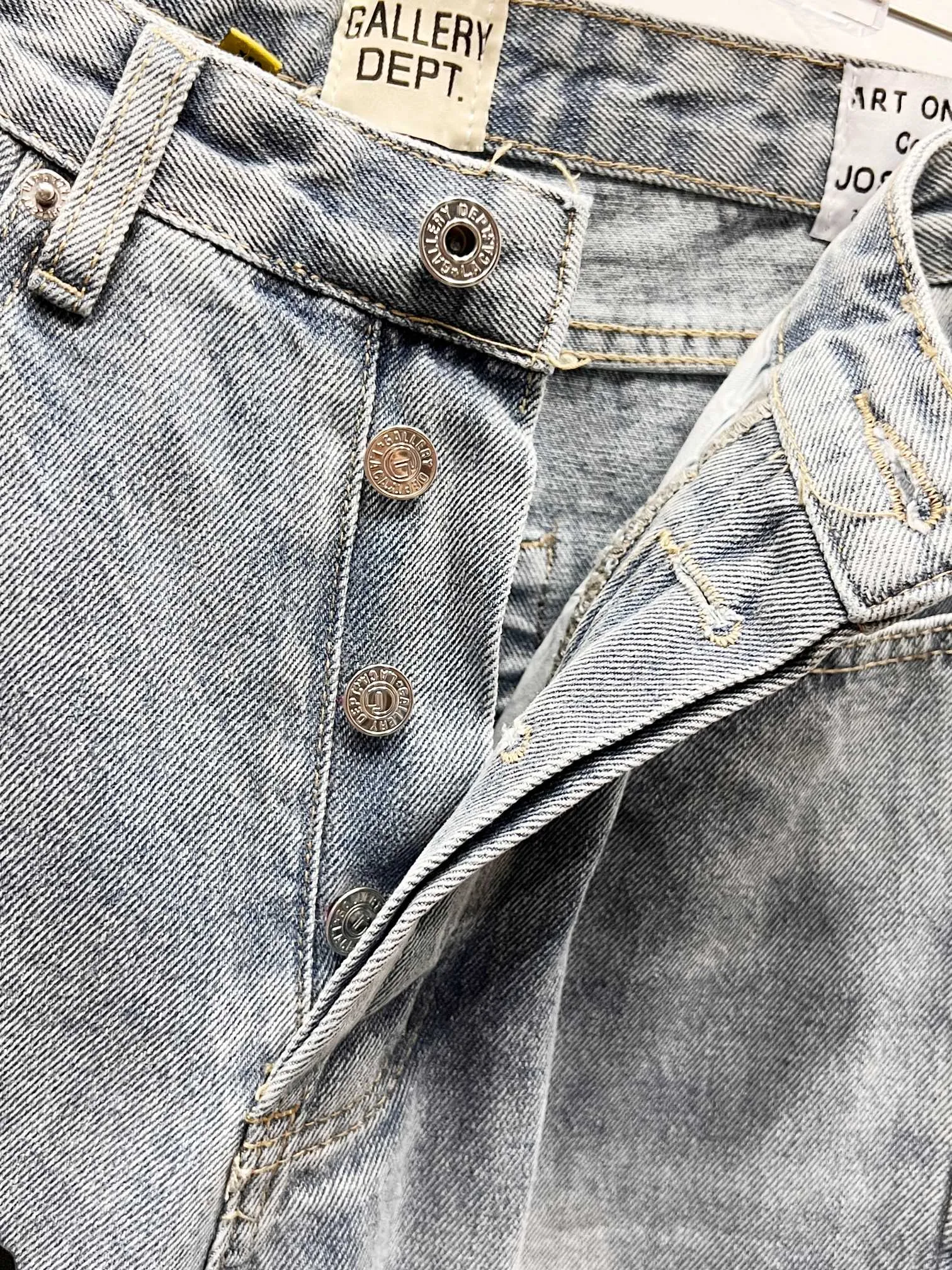 P290 Style No.: (c066) GALLERY DEPT. Vintage multi-leather spliced cross loose washed flared jeans - truly restore the ultimate texture of Vintage - original hardware accessories, washed and other elevators, QR code analysis are all purchased from the original factory, high degree of restoration, welcome to compare with a certain product ~ - three-dimensional version, loose and comfortable, not picky about the figure, tall and slim, factory Seiko, original quality control, same style for men and women, can be matched with couples, versatile recommendation, must-have jeans for all seasons Size: 28-30-32-34-36 Color: blue